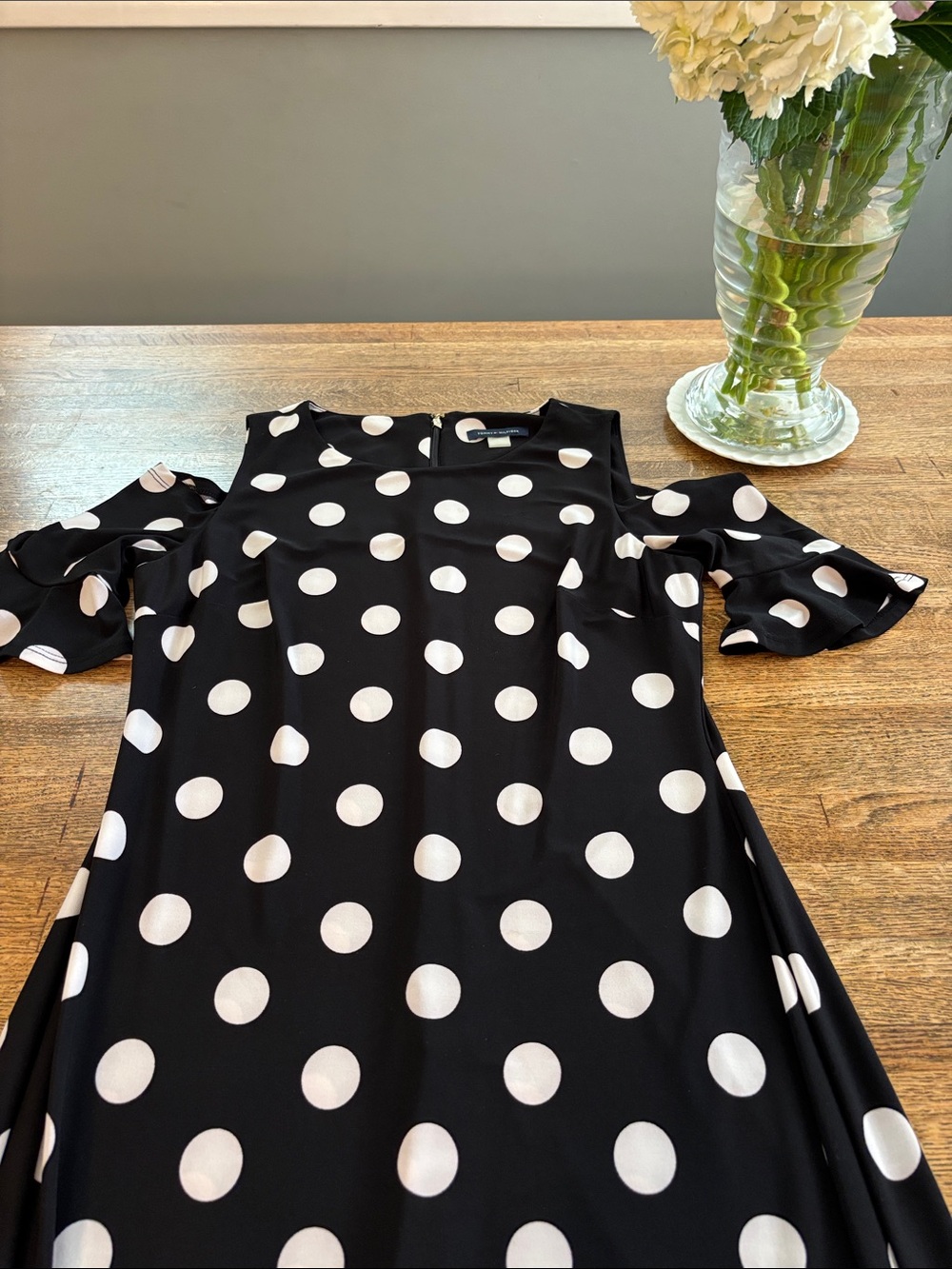 Tommy Hilfiger Black and White Polka Dot Cold-Shoulder Dress Size 4 Like New - Picture 3 of 9